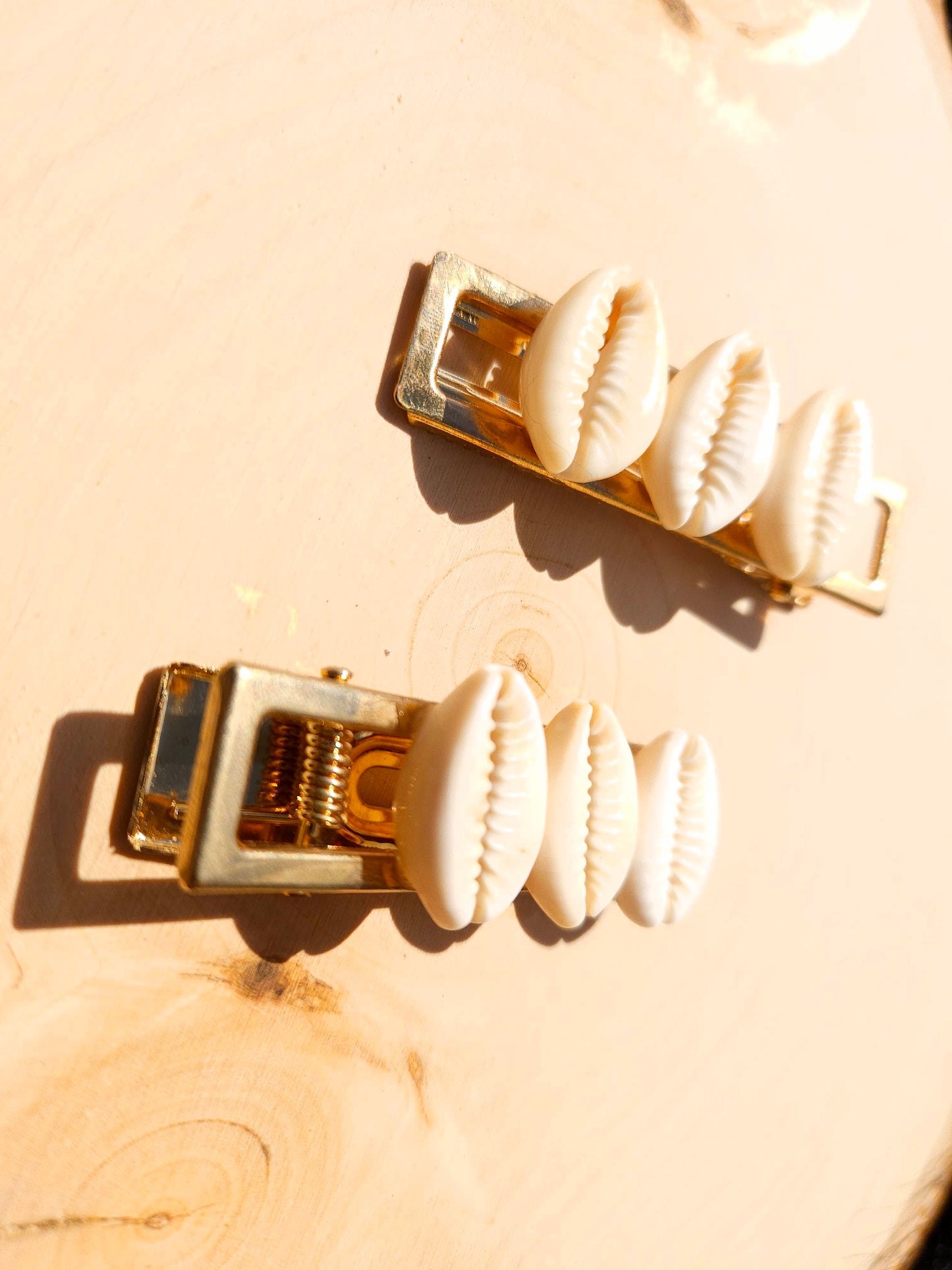 Adéwálé • Cowrie Shell Hair Clips White
